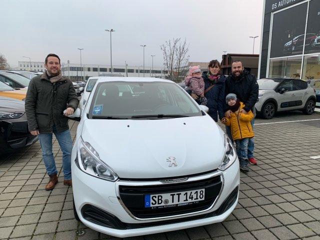 Bei der offiziellen Fahrzeugübergabe durch Michael Schwarz (links) freute sich die kleine Thea mit ihrer ganzen Familie riesig (Bildrechte: Klaus Port)