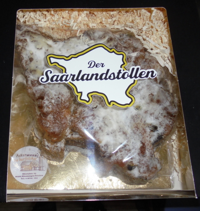....der leckere Saarlandstollen, eine tolle Kreation der Bäckerei-Ackermann-Backkunst, der seit 2020 auf Wunsch auch mit Weinpräsent ausgeliefert wird... (Bildrechte: Klaus Port)