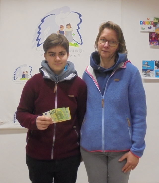 Franzi (links) und ihre Mama Heike Weller überreichten bei ihrem Besuch in unserer Geschäftsstelle beeindruckende 300 Euro an unseren Vereinsvorstand (Bildrechte: Klaus Port)