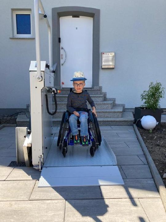 Mit dem zweckäßigen Rollstuhl-Schrägaufzug kann Benjamin das Anwesen jetzt im Rollstuhl sitzend problemlos verlassen bzw. wieder ins Wohnhaus zurückkehren (Bildrechte: Klaus Port)