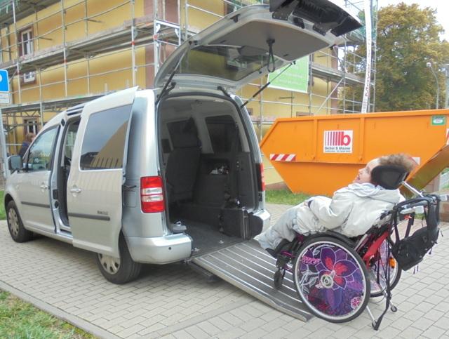 Der VW-Caddy mit Rollstuhlrampe im Heck ermöglicht Ronja die so wichtige Mobilität für Arzt- und Therapiebesuche sowie großtmögliche Teilhabe am gesellschaftlichen Leben (Bildrechte: Klaus Port)