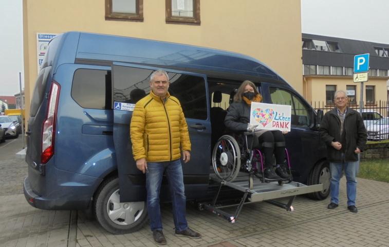 Eindrucksvoll demonstriert Emma unseren Vorstandsmitgliedern Peter Geble (links) und Klaus Port, wie  der E-Rolli mit dem elektrischen Kassettenlift durch die seitliche Schiebetür in den Ford Transit befördert wird (Bildrechte: Klaus Port)