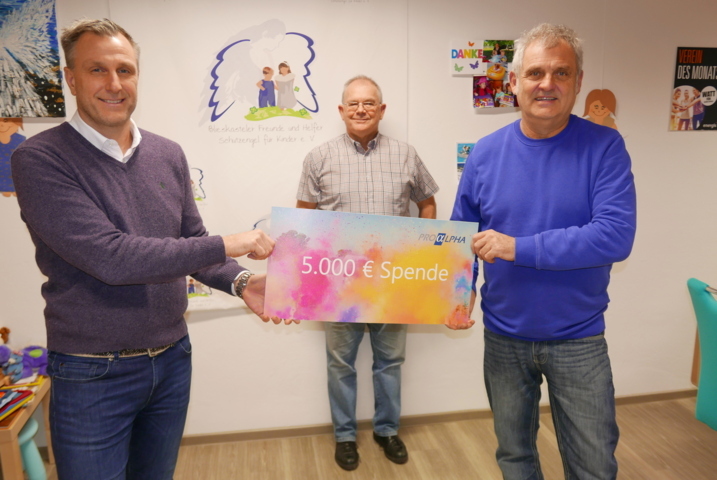 Geschäftsführer Patrick Klein (links) von proALPHA überreicht den 5.000 Euro-Spendenscheck an Peter Geble (rechts) und Klaus Port (Bildrechte: Hans Hurth)