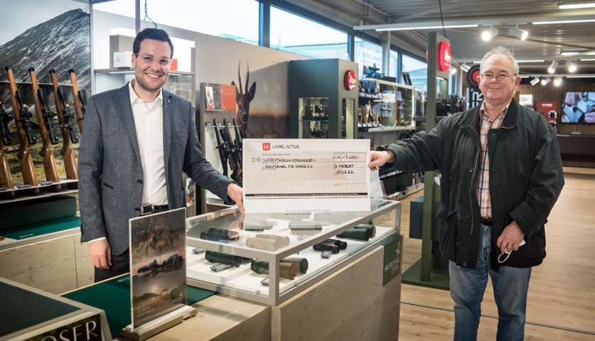 Wir bedanken uns herzlich bei Firmeninhaber und Geschäftsführer Philipp Beyersdörfer (links), der am 10.02.2022 den beeindruckenden 7.400 Euro-Spendenscheck an Klaus Port überreichte (Bildrechte: Klaus Port)