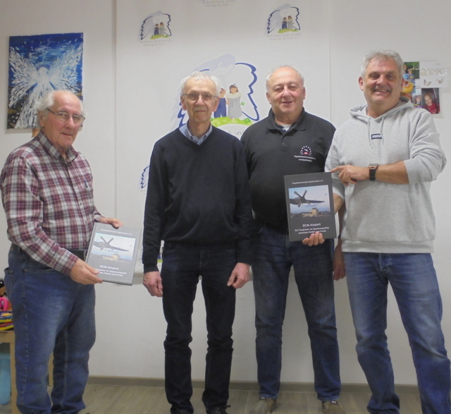 Das bei der Spendenübergabe von Klaus Port gefertigte Foto zeigt (von links nach rechts) Heinz Braun (mit Buchgeschenk), Lutwin Foss, Olaf Wunn und Peter Geble (mit Buchgeschenk) (Bildrechte: Klaus Port)