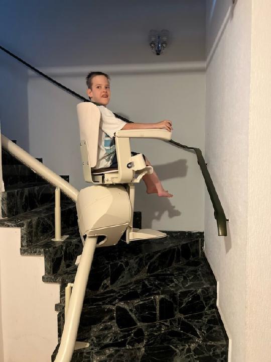 Das Foto zeigt wie problemlos Luca jetzt mit dem Treppenlift vom Erdgeschoss ins Obergeschoss fahren kann (Bildrechte: Klaus Port)