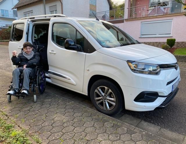 Mit dem neuen Auto, das demnächst noch behindertengerecht mit einer Rollstuhlrampe umgebaut wird, hat sich die Mobilität für Ilkan deutlich verbessert (Bildrechte: Klaus Port)