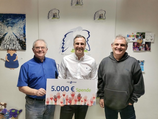 Bei der Spendenübergabe bedankten sich Klaus Port (links) und Peter Geble (rechts) beim sypathischen Geschäftsführer Patrick Klein von proALPHA für die erneute großartige 5.000 Euro-Spende (Bildrechte: Klaus Port)