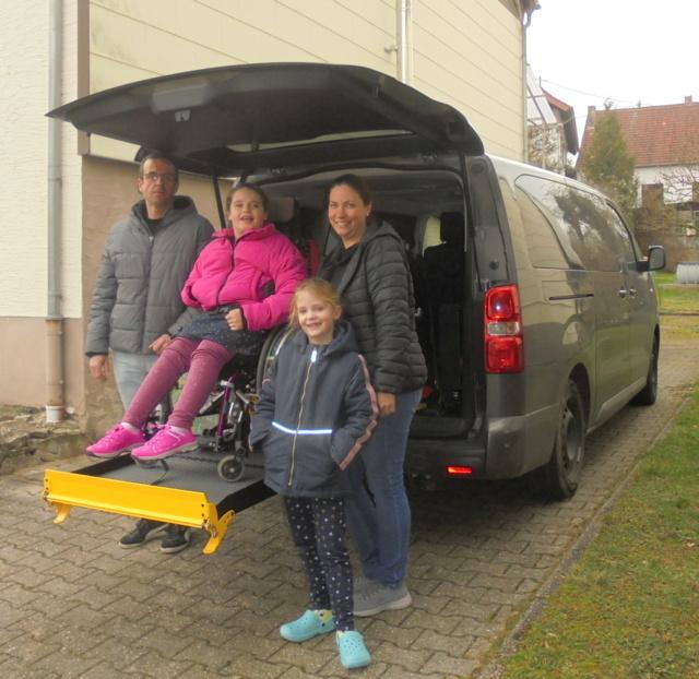Das Foto der offiziellen Spendenübergabe zeigt die glückliche Rubenheimer Familie mit (von links) Papa Markus, Nele 11 Jahre), Mama Kathrin und Paula (7 Jahre) mit ihrem behindertengerecht umgebauten Opel Zafira (Bildrechte: Klaus Port)
