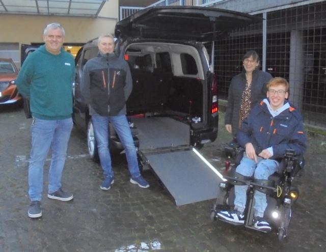 Das von Klaus Port gefertigte Foto zeigt Lars mit seinen Eltern Silke und Erik hinter dem neuen Auto sowie unsern Vorstandsmitglied Peter Geble (links) (Bildrechte: Klaus Port)