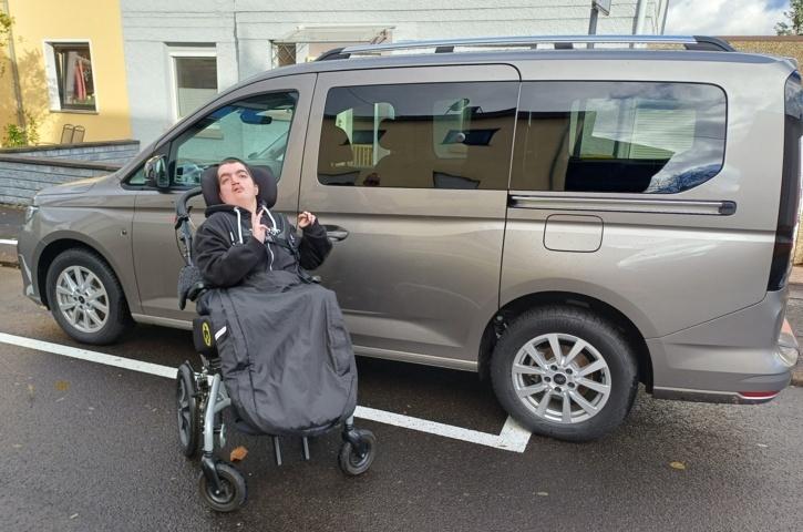 Der aufgeweckte Deniz, der an dem sog. Wolf-Hirschhorn-Syndrom mit Epilepsieanfällen leidet, freut sich über seine wiederhergestellte Mobilität mit dem neuen Auto (Bildrechte: Klaus Port)
