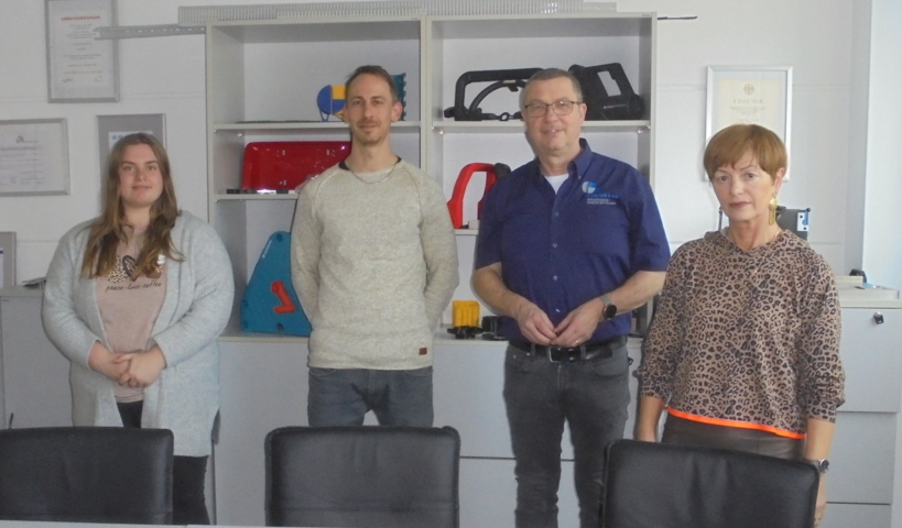 Das von Klaus Port bei der offiziellen Spendenübergabe gefertigte Foto zeigt Firmenchef Michael Bost (2. von rechts) mit den Beschäftigten in der Verwaltung Elke Möllendick (rechts), Nadine Ludes (links) und Jan Backes (Bildrechte: Klaus Port)