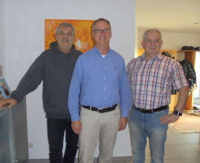 Bei der offiziellen Spendenübergabe am 05.01.2024 freuten sich Erik Werny (Bildmitte) mit Klaus Port und Peter Geble (links) (Bildrechte: Klaus Port)