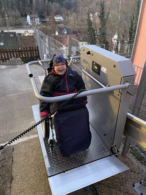 Für Marie-Sophie erfüllte sich ein Herzenswunsch, ein Rollstuhl-Schrägaufzug (Bildrechte: Klaus Port)
